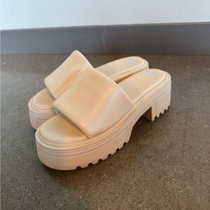 GB Gianni Bini Puffy Leather Platform Sandals Cream Chunky Slide Lug Sole 9.5